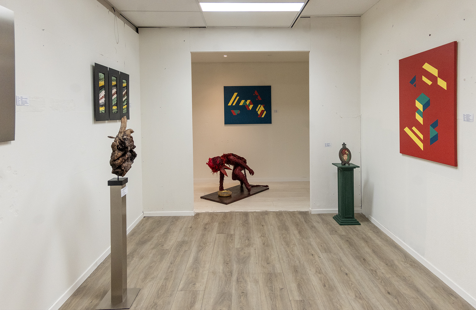 Foto's van een aantal van de ruimtes binnen KunstHalderberge voor een sfeerimpressie van de expositieruimte.